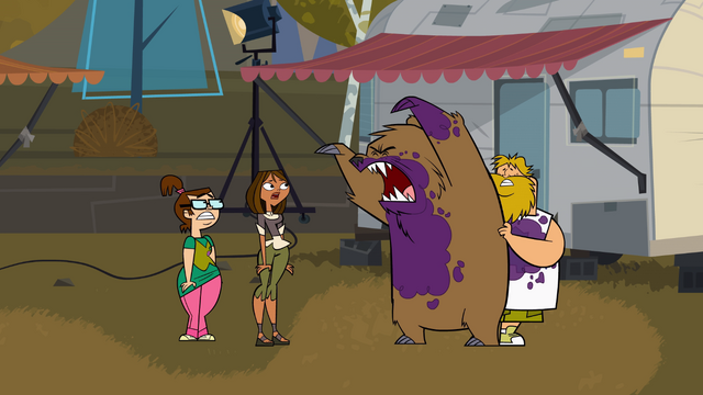File:BearRoarAtCourtneyBeth.png