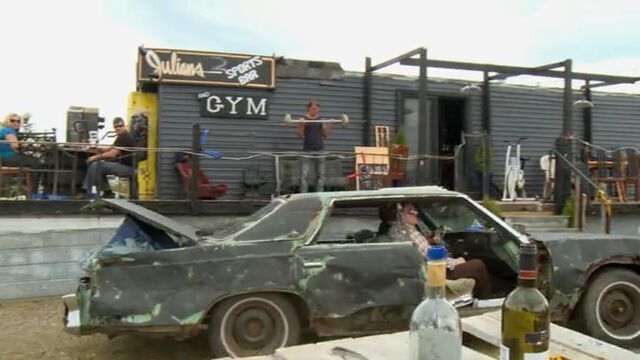 File:JuliansSportsBar.jpg