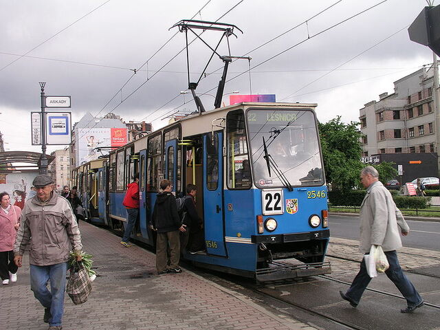Plik:Tram 22 at stop arkady in wroclaw.jpg