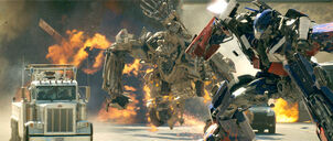 Bonecrusher attacca Optimus.jpg