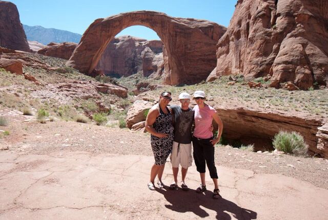 File:Lake-Powell-Rainbow-Bridge-Friends.jpg