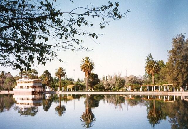 File:Mendoza park.jpg