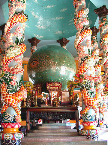 File:Cao Dai Temple 01.jpg