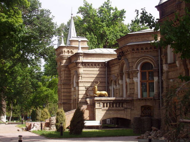 File:800px-RomanovPalace.jpg