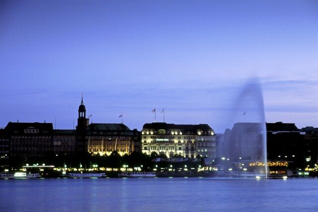 File:Hamburg-alster-dusk.jpg
