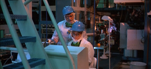 File:Lora gibbs preparing.jpg