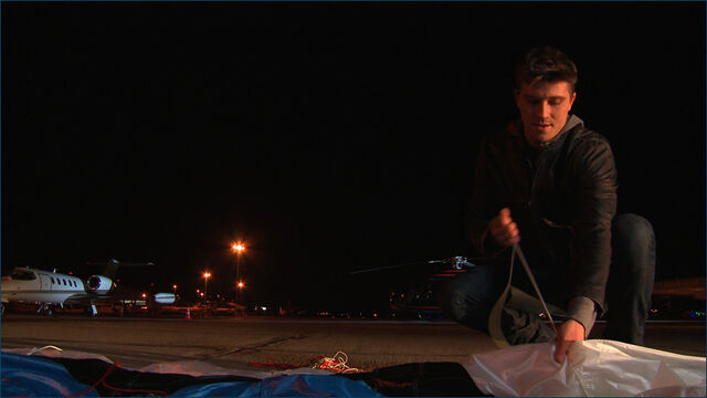 File:Sam flynn parachute.jpg