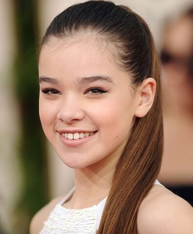 File:Hailee-Steinfeld-Golden-Globe-Awards-2011.jpg