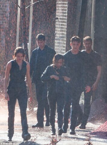 Plik:Shailene-Woodley-Zoe-Kravitz-tournage-Allegiant-Part-1.jpg