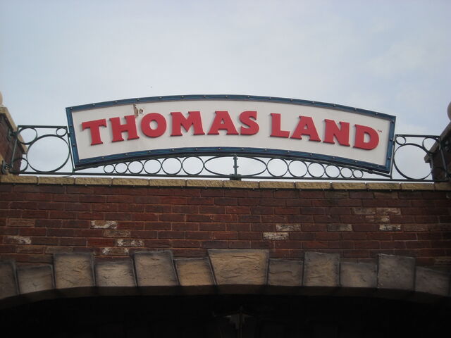 File:DraytonManorThomasLandentrance.jpg