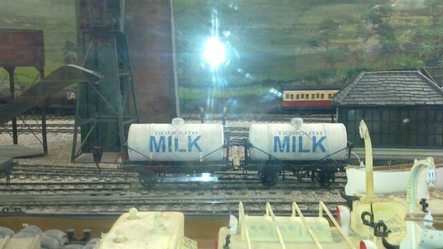 File:MilkTankersDraytonManor.jpg