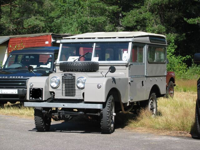 File:MissJenny'sLandRover'sBasis.jpg