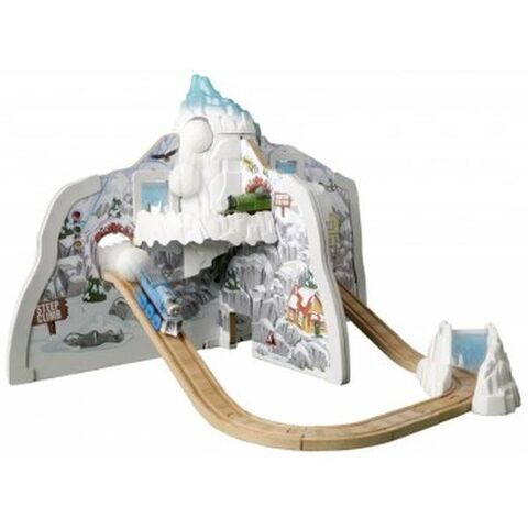 File:WoodenRailwayRumbleRaceMountain.jpg