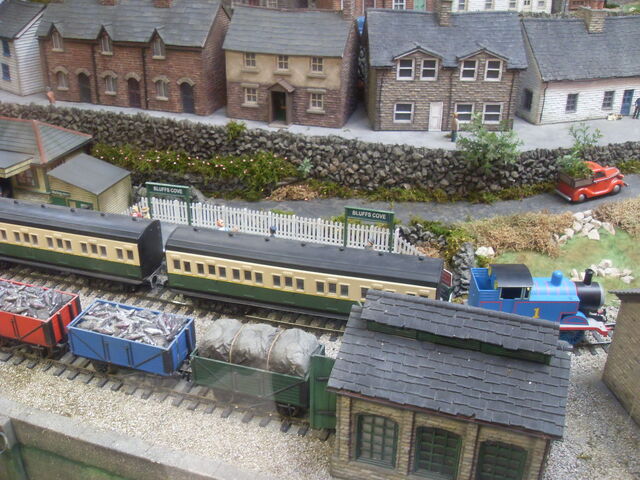 File:ThomasPullingExpressDraytonManor.jpg