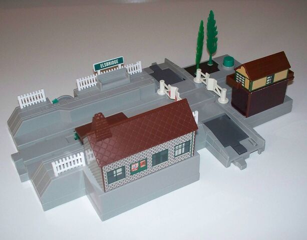 File:MotorRoadAndRailElsbridgeStationCrossing.jpg