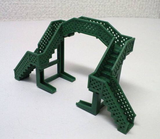 File:CapsulePlarailFootBridge.jpg
