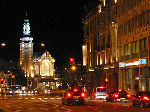 Plik:800px-Bahnhof Luxemburg bei Nacht.jpg