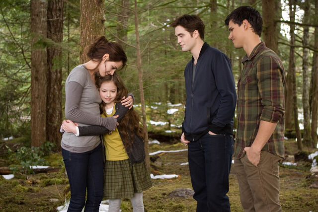 File:Kristen-stewart-mackenzie-foy-twilight-breaking-dawn-part-2.jpg