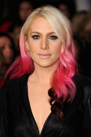File:Caseylapremiere.jpg
