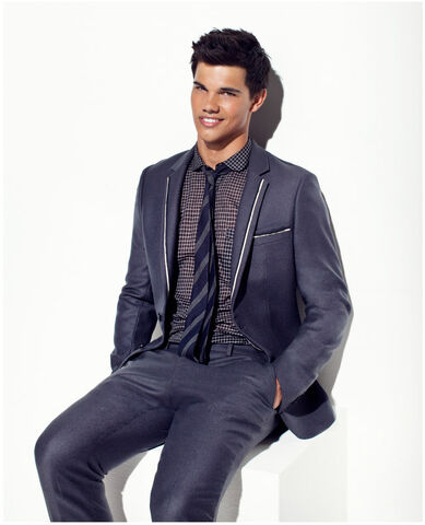 File:Taylor-TW-jacob-black-8151159-650-802.jpg