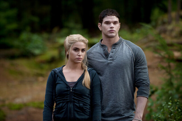 File:Eclipse-Rosalie and Emmett.jpg
