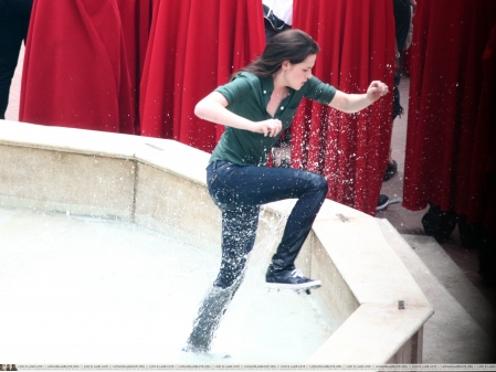 File:Bella-fountain.jpg