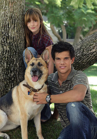 File:Jacob-and-Renesmee-jacob-and-renesmee-5659255-350-500.jpg