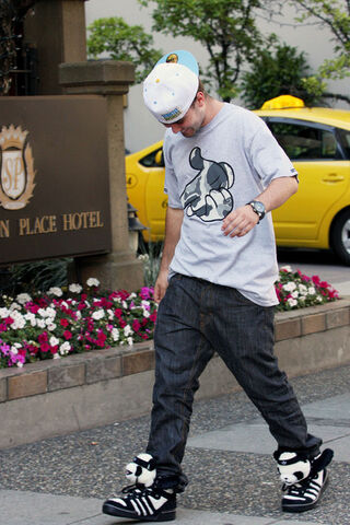 File:PANDA+WEAR+Cameron+Bright+buys+Panda+Bear+ARpvcQrUmTIl.jpg