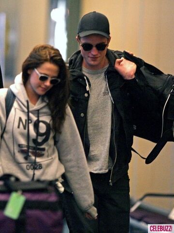 File:3Robert-Pattinson-Kristen-Stewart-050312--435x580.jpg