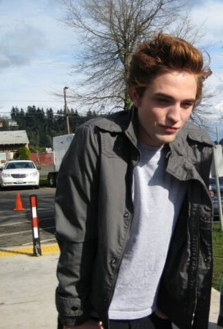 File:Robert-pattison-edward-cullen--large-msg-121778854733.jpg