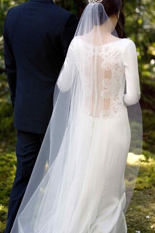 File:Twilight-breaking-dawn-bella-swan-wedding-dress-2.jpg