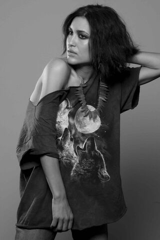 File:028-julia-jones-099i8i.jpg