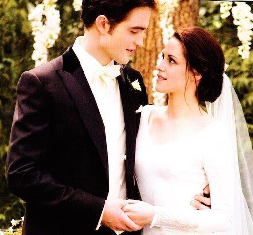 File:Mrs and Mr Edward Cullen.jpg
