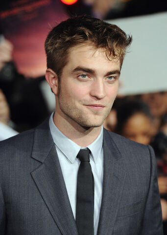 File:Robert+Pattinson+Premiere+Breaking+Dawn+Ltq4l7JSOi3l.jpg
