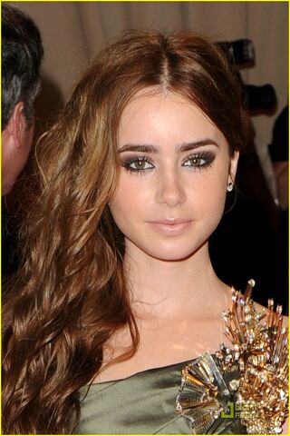 File:Lily-collins-costume-gala-02.jpg