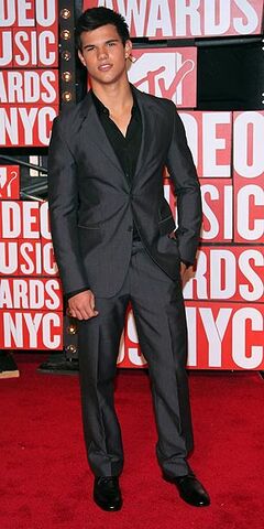 File:Taylor lautner2.jpg
