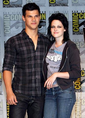 File:Kristen-stewart-and-taylor-lautner.jpg