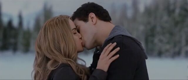 File:Emmett-rosalie-kiss-34023455526435634.jpg