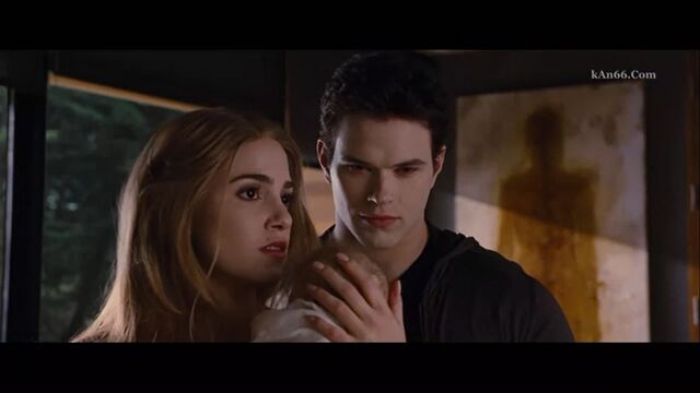 File:Emmett-Rosalie-Renesmee.jpg