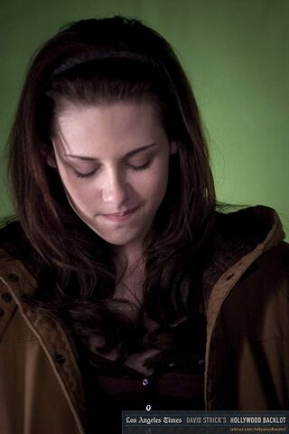 File:New-Moon-Behind-the-Scenes-edward-and-bella-8262821-683-1024.jpg