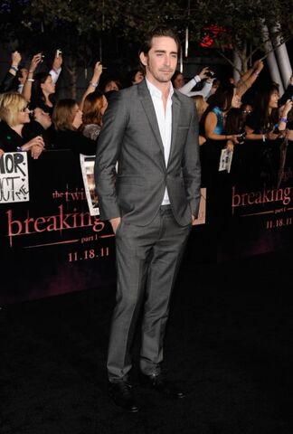 File:Breaking-dawn-cast-red-carpet-11152011-47-430x637.jpg