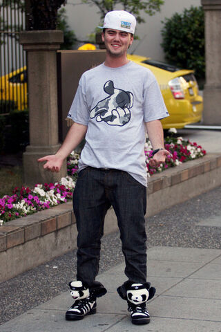 File:PANDA+WEAR+Cameron+Bright+buys+Panda+Bear+W6gw4paWbuql.jpg
