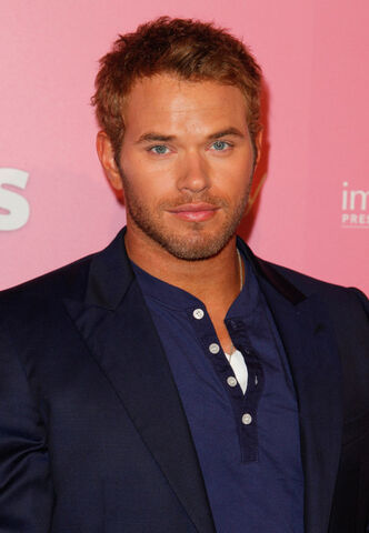 File:KellanLutzWeeklyHotHollywoodStyleEventAcOiUlO9IGol.jpg