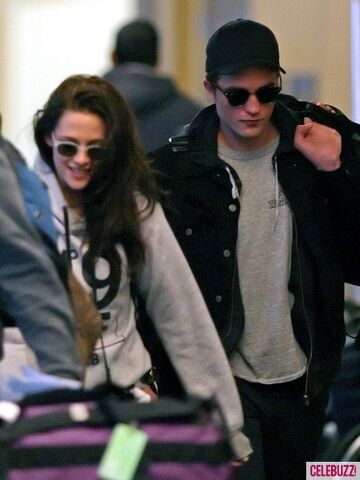 File:2Robert-Pattinson-Kristen-Stewart-050312--435x580.jpg