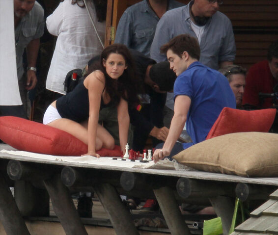 File:PattinsonlifeIsleEsme13.jpg