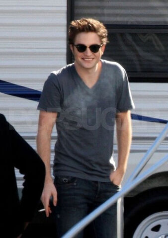 File:Robert Pattinson-Smoke-on set-new moon.jpg
