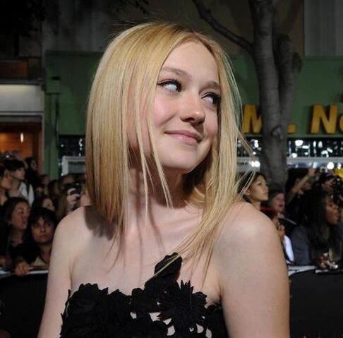 File:Dakota Fanning attends 0914.jpg