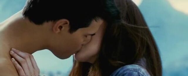 Fichier:Jacob-Eclipse-bella-Kiss.jpg