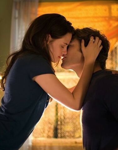 File:Bella-edward-kissing.jpg