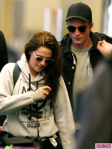 File:7Robert-Pattinson-Kristen-Stewart-050312--435x580.jpg